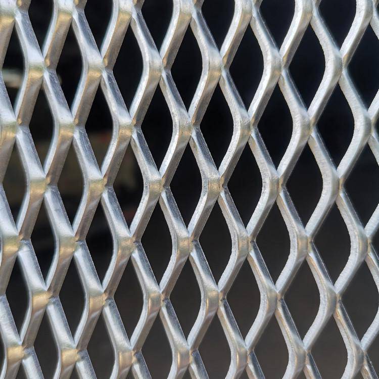 钢板网选型指南 不同材质与工艺的对比与应用